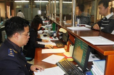 Sẽ xử lý nghiêm công chức yêu cầu DN xuất trình giấy nộp tiền có xác nhận của ngân hàng trong quá trình làm thủ tục hải quan. Ảnh: T.Trang.