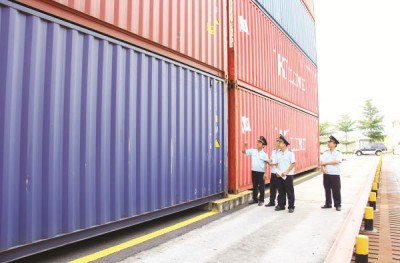 Kiểm tra hàng hóa xuất nhập khẩu tại Cảng Cái Mép- Thị Vải. Ảnh: Nguyễn Huế​​​.