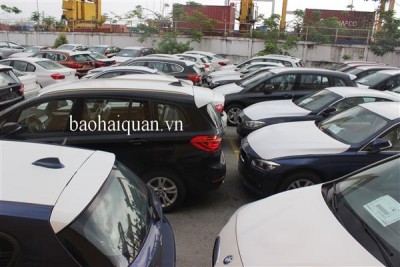 Trên 100 xe BMW phơi mưa, nắng tại cảng VICT. Ảnh: T.H
