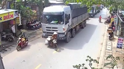 Khi rơi vào điểm mù xe tải, tai nạn rất có thể xảy ra đối với người đang tham gia giao thông