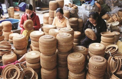 Nguồn nguyên liệu thiếu ổn định đang là nguyên nhân khiến không ít làng nghề mây tre đan gặp khó