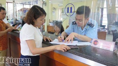 CBCC Chi cục Hải quan Vĩnh Phúc hướng dẫn DN thực hiện thủ tục. Ảnh: N.Linh