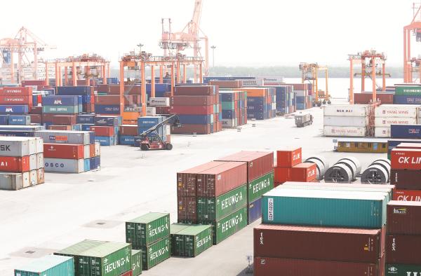 Việt Nam đang đứng trước ngã rẽ hoặc tiếp tục XK tập trung vào gia công, lắp ráp giá trị gia tăng thấp, hoặc nỗ lực tham gia vào công đoạn đem lại giá trị gia tăng hơn.  Ảnh: Huy Khâm