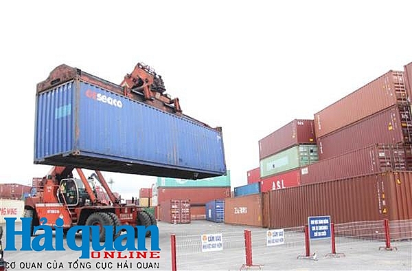 Hàng hóa XNK tại cảng Nam Hải Đình Vũ, Hải Phòng. Ảnh: Thái Bình​​​